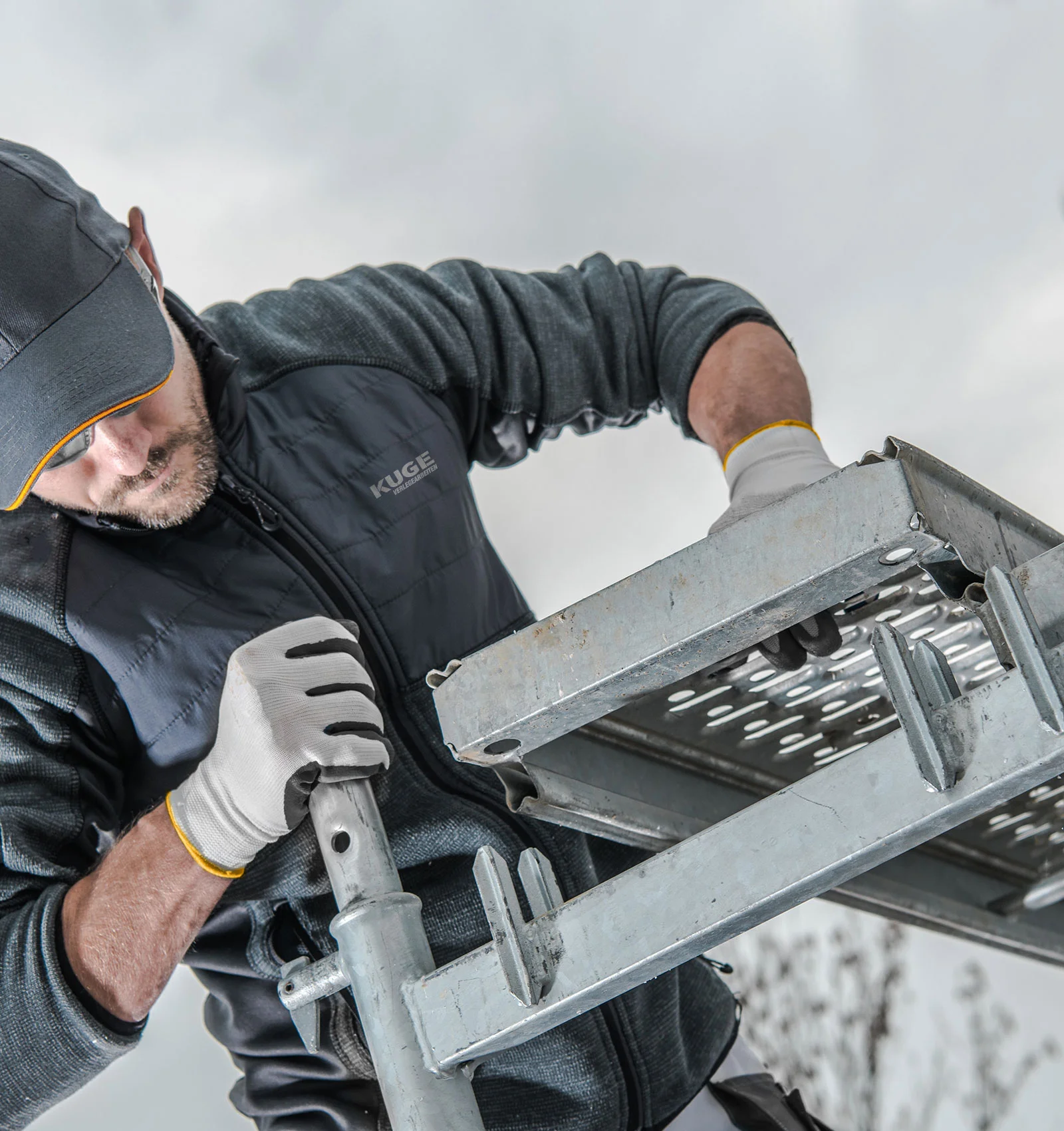 Gerüstbau-Team und Fuhrpark in Flamatt – Foto: KUGE Bau AG