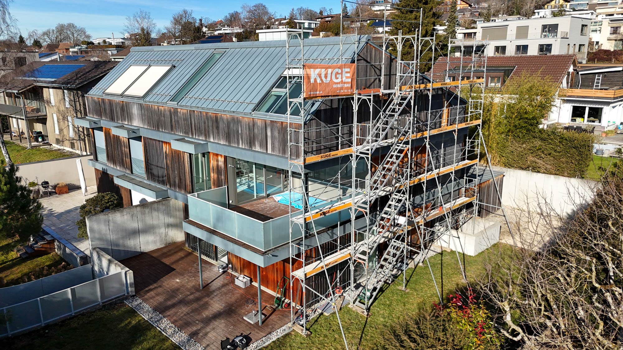 Fassadengerüst Freiburg – Montage an einem Mehrfamilienhaus. Foto: KUGE Bau AG
