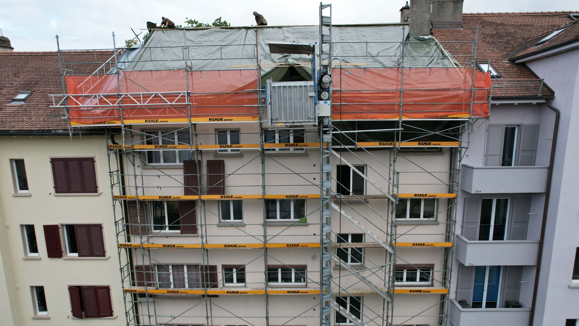 Absturzsicherung mit Seitenschutz an Fassadengerüst in Freiburg – Foto: KUGE Bau AG