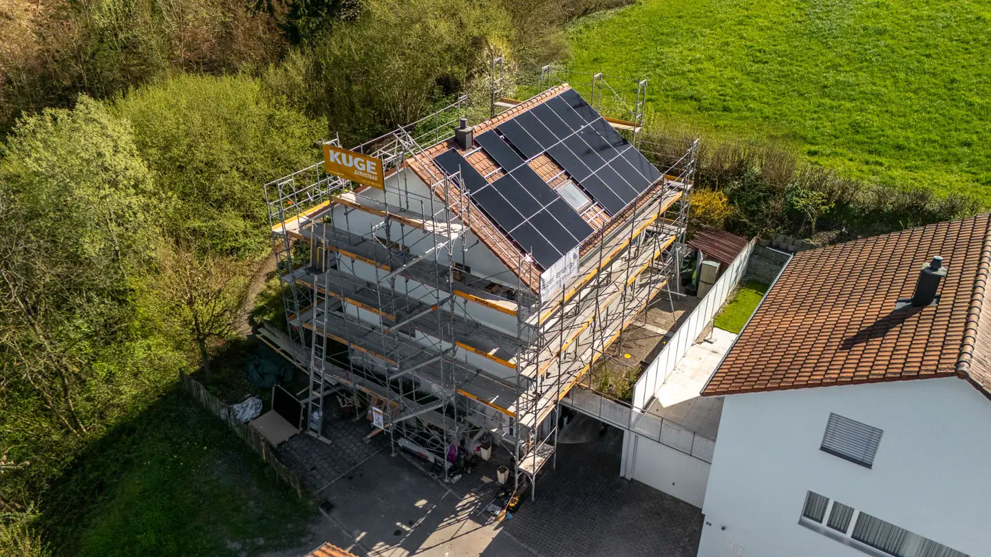 Gerüst für PV-Anlage im Kanton Freiburg – Foto: KUGE Bau AG