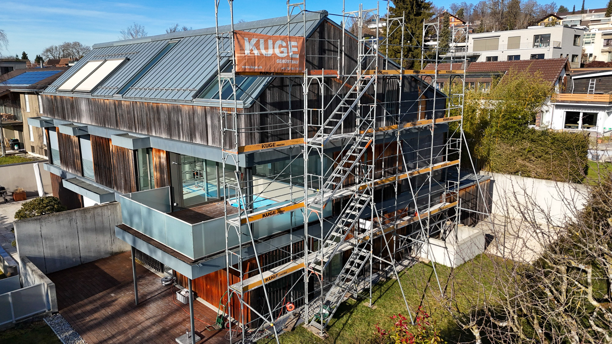 Gerüstbau Freiburg – Fassadengerüst auf einer Baustelle im Kanton Freiburg. Foto: KUGE Bau AG