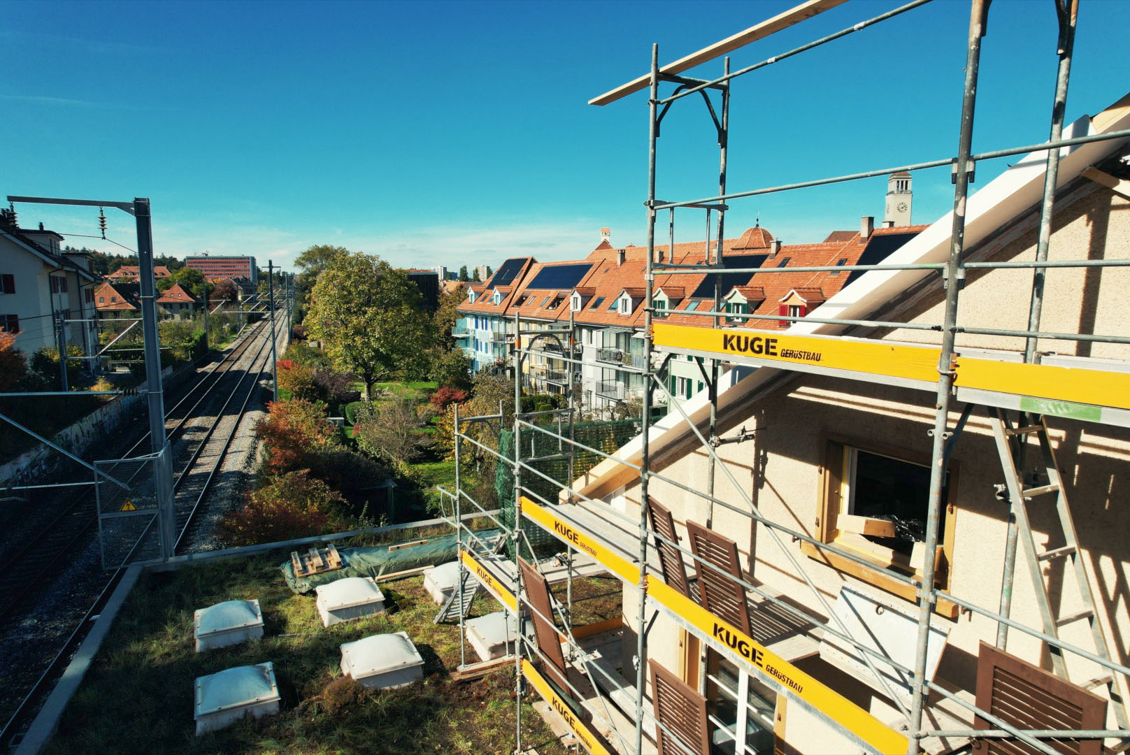 Gerüstvermietung in Freiburg – Fassadengerüst an einem Mehrfamilienhaus – Foto: KUGE Bau AG