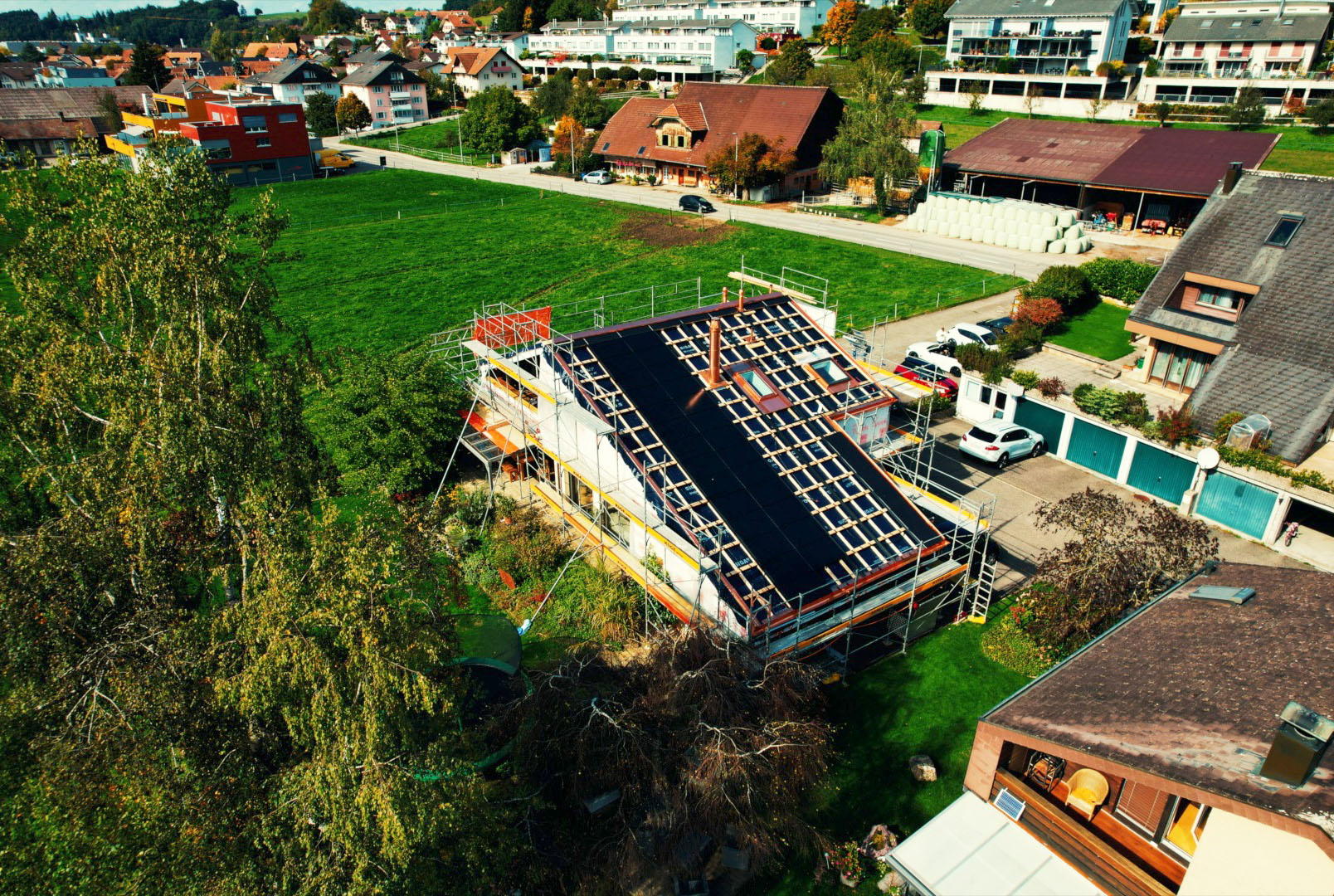 Solargerüst an einem Einfamilienhaus in Freiburg – Foto: KUGE Bau AG