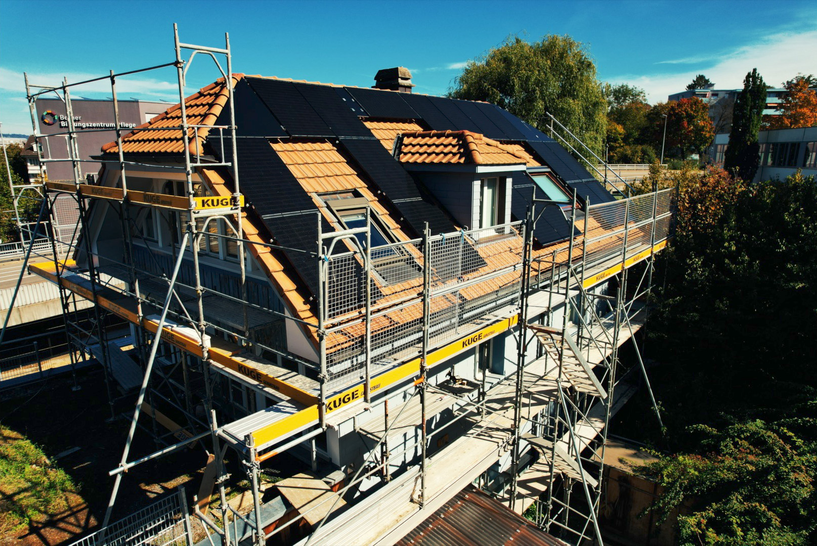 Solargerüst / Fassadengerüst Freiburgstrasse – Foto 3 – KUGE Bau AG
