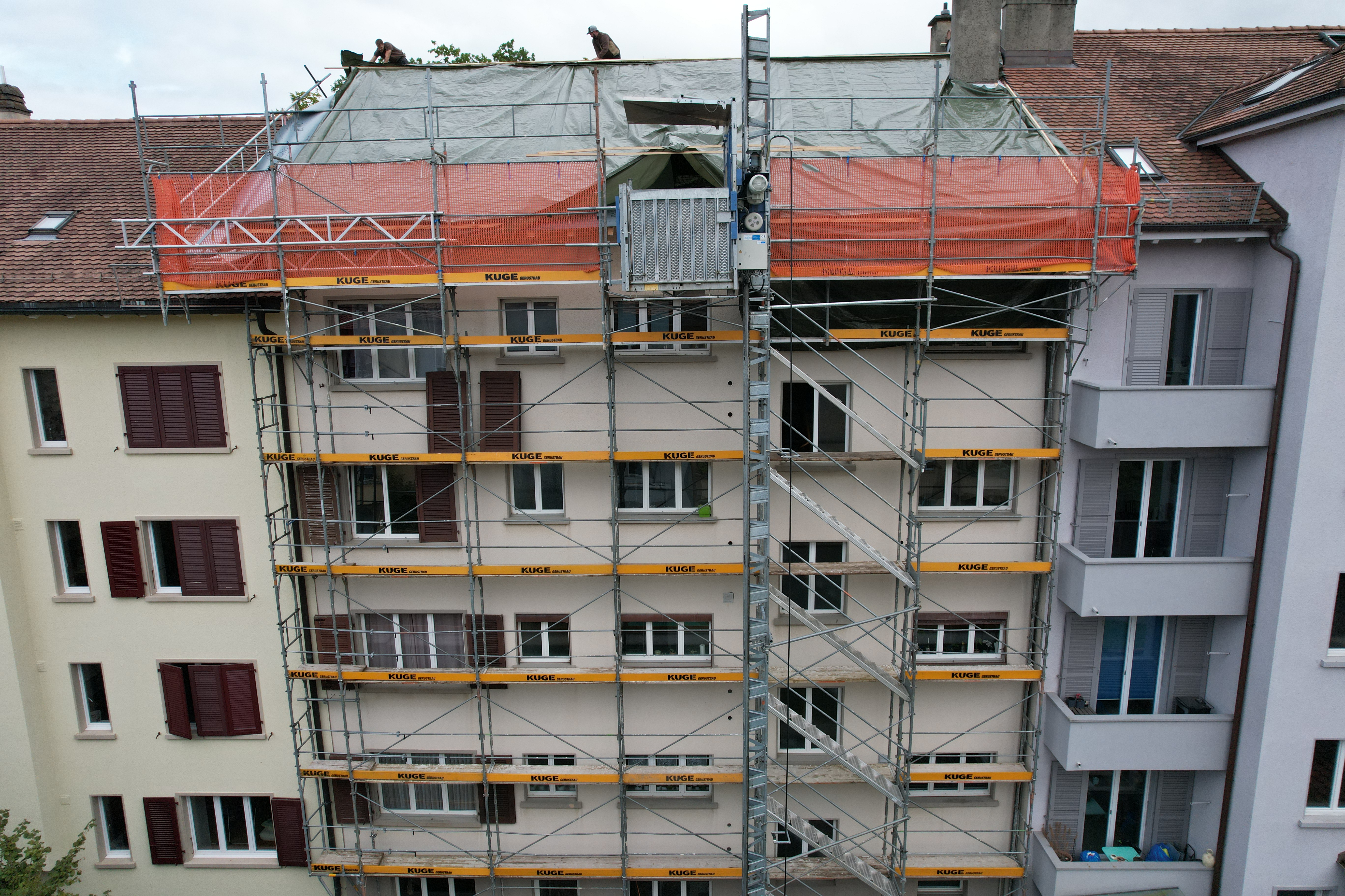 Fassadengerüst + Material-Aufzug Morillonstrasse – Foto 3 – KUGE Bau AG